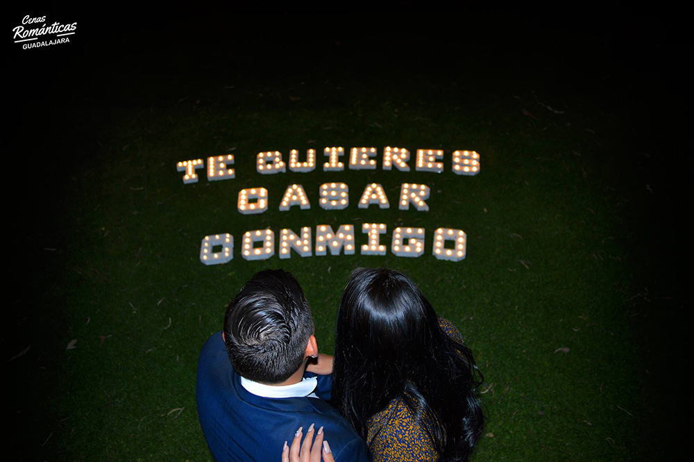 Letrero Iluminado de Madera para Cenas Románticas